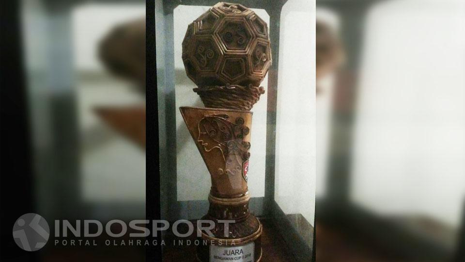 Trofi Bengawan Cup II 2016 terbuat dari daur ulang limbah kertas. - INDOSPORT